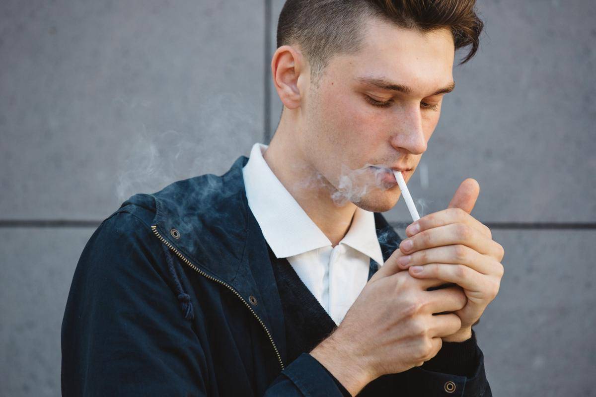 Ilustrasi pria menyalakan rokok (freepik.com/ArthurHidden)